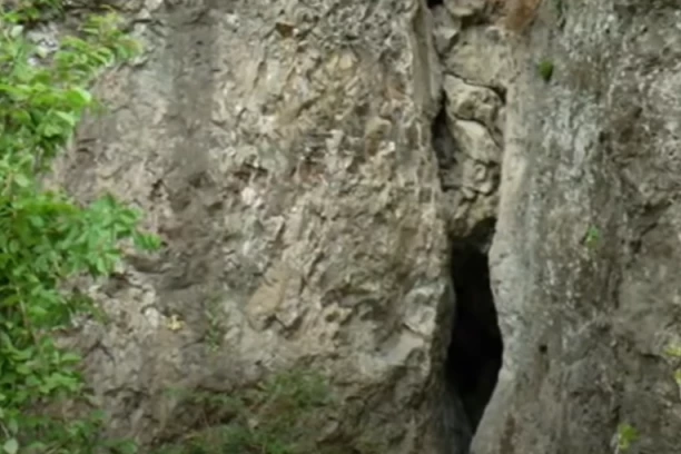 U OVOJ PEĆINI ZMIJA ČUVA BLAGO CARA DUŠANA: Svako ko proba da uzme krunu Nemanjića biće PROKLET! (FOTO)