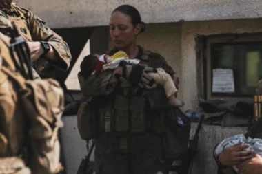 NEPOSREDNO PRED SMRT NEŽNO PRIGRLILA BEBU! Nikol Dži (23) je jedna od 13 američkih marinaca ubijenih na aerodromu u Kabulu!