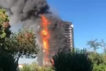 ZASTRAŠUJUĆI SNIMAK IZ MILANA: Vatrena buktinja pojela zgradu od 15 spratova (VIDEO)