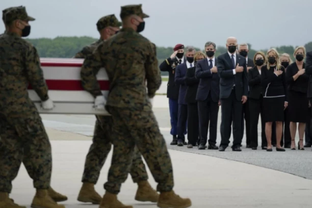 DŽO BAJDEN DOČEKAO TELA 13 UBIJENIH MARINACA NA AERODROMU U KABULU! (FOTO)