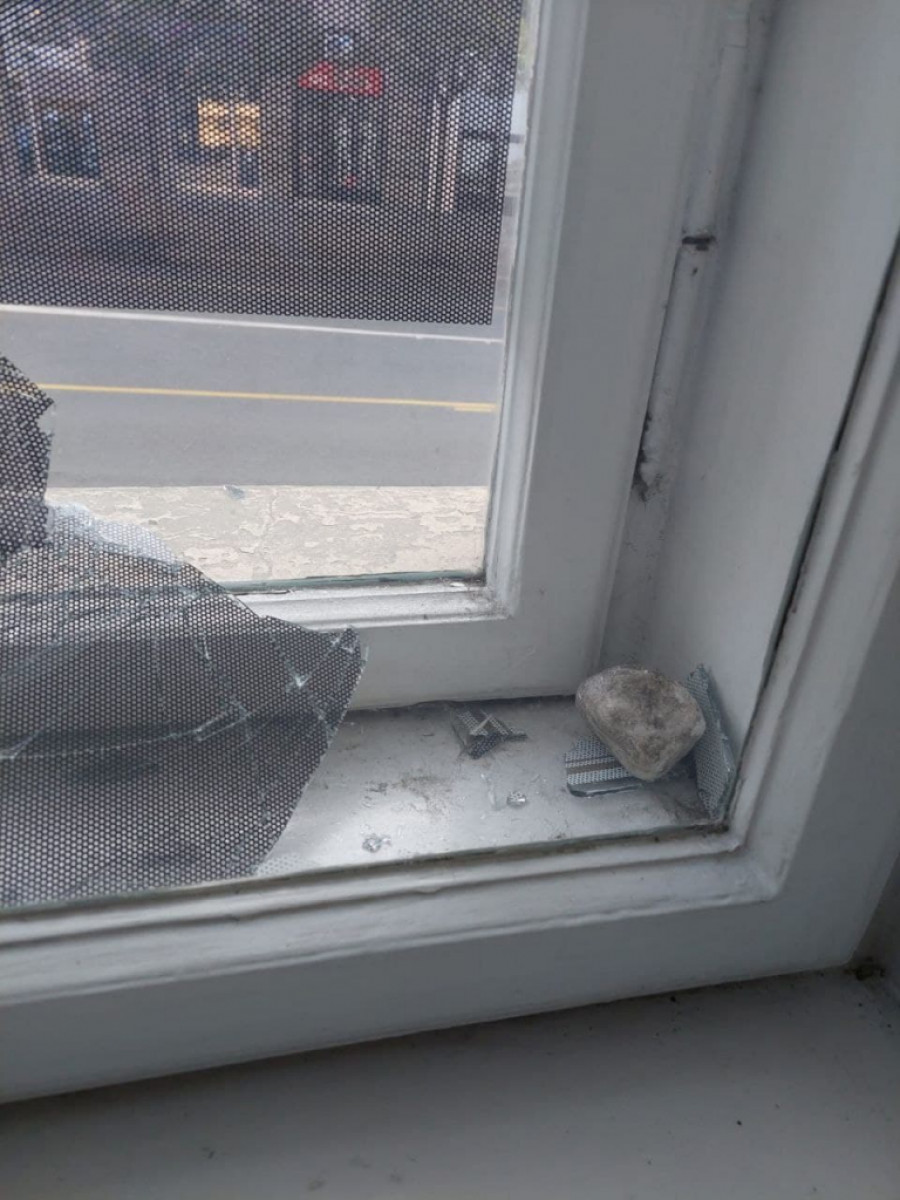 Neko je bacio kamenice na prozore Krsmanovića kuće