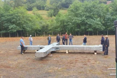 U Mileševu stigla konstrukcija Krsta koji će biti postavljen na vrhu Titerovac iznad manastira