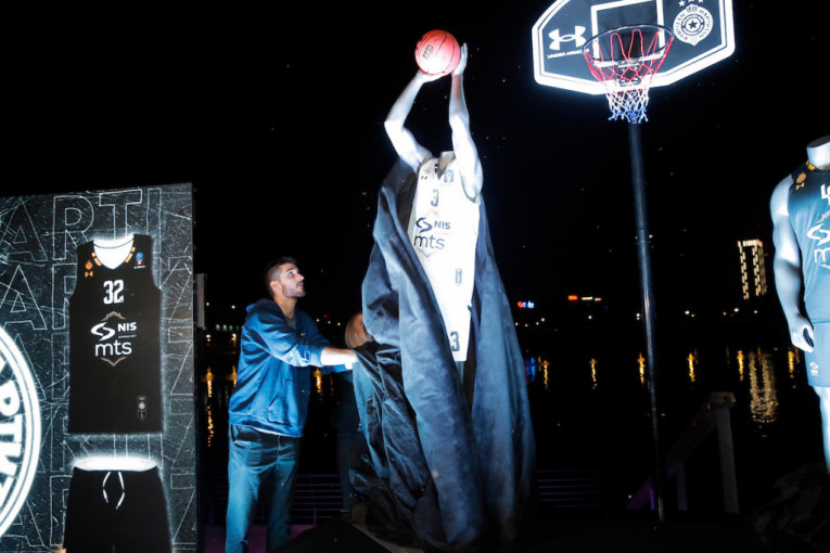 Otkivanje novog dresa Partizana