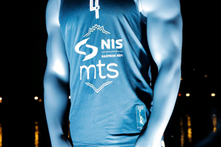 Crna garnitura sa zaltnim grbom