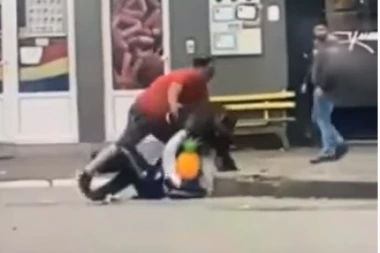SNIMAK KRVAVE TUČE U NIŠU SABLAZNUO JAVNOST! Pesniči čoveka po glavi i dok ovaj ošamućen leži! (VIDEO/FOTO)