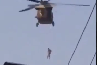 TALIBANI OBESILI ČOVEKA O AMERIČKI HELIKOPTER I LETE SA NJIM! Uznemirujuća slika iz Kandahara! (VIDEO/FOTO)