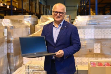 Ðacima u Barajevu prvi tableti, ide distribucija po školama (FOTO)