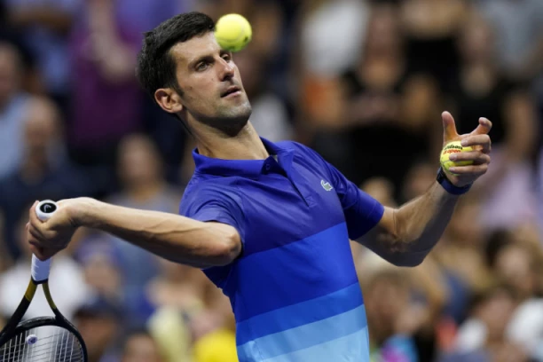 NOVAK UĆUTKAO PROVOKATORE: Lagano do trećeg kola, HEJTER sa tribina mu IŠAO NA ŽIVCE!