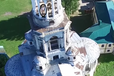 NIŠTA IM NIJE SVETO! Par u ljubavnom zanosu na tornju crkve! POGLAVAR MANASTIRA HOĆE DA IH PRIJAVI POLICIJI! (VIDEO/FOTO)