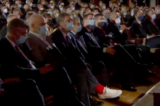 EDI RAMA NA BLEDU PONOVO IZNENADIO MODNIM IZDANJEM! Crno odelo upotpunio starkama i nećete verovati KAKVIM ČARAPAMA! (FOTO)