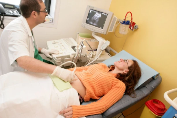 TINEJDŽERKE NATAPAJU TAMPONE ALKOHOLOM ZBOG BOLESNOG IZAZOVA IZ HRVATSKE: Ginekolog otkrio strašne posledice