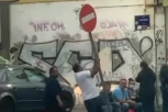 VANDALIZAM U BEOGRADU! Pogledajte kako pomahnitali muškarac lomi saobraćajni znak usred bela dana! (VIDEO)