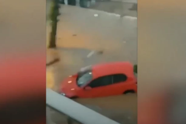 BUJICE VODE NOSILE SVE PRED SOBOM! Poplave izazvale haos