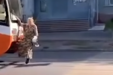 POBLESAVILA POD STARE DANE! Baba se okačila na tramvaj i htela tako da se vozi, a onda je usledila reakcija vozača! (VIDEO)