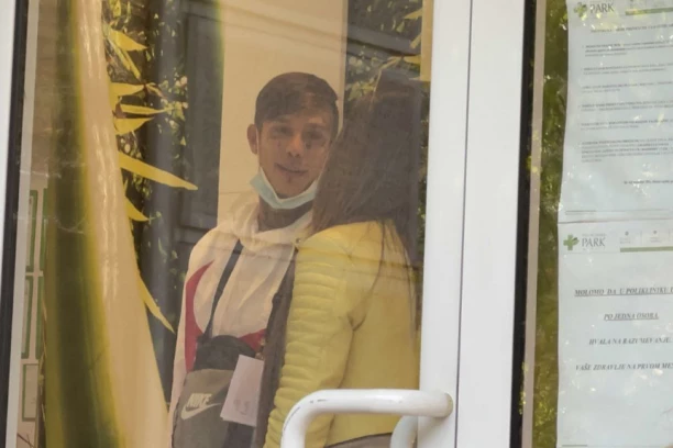 FRAN PUJAS MUVA PEVAČICU SANDRU ČAPRIĆ: Već je našao zamenu Eleni Kitić! (PAPARACO FOTO, VIDEO)