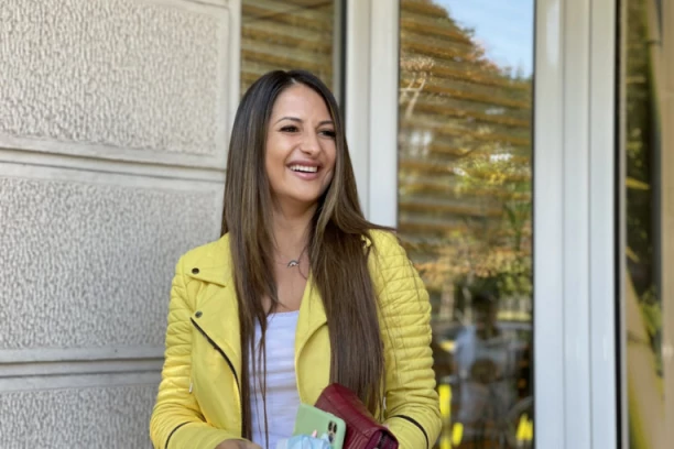 FOTKE SANDRE ČAPRIĆ PRE PLASTIČNIH OPERACIJA SU DA SE NAJEŽIŠ: Pevačica ne liči na sebe, ovaj prizor će vas ŠOKIRATI! (FOTO)