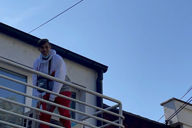 Fran Pujas se uhvaćen na terasi 