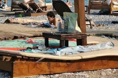 Marinika leži na plaži i poziva narod na ustanak! (FOTO)