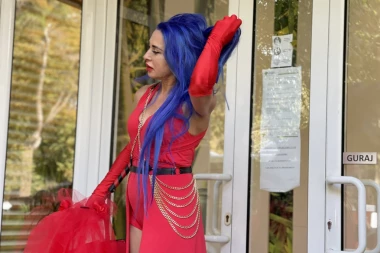 OLJA VAMPIRICA STIGLA DA POPIJE KRV ZADRUGARIMA: Pojavila se sa bičem i NAPRAVILA HAOS! (FOTO, VIDEO)