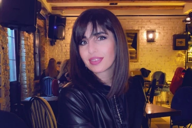 UČITELJICA OSNOVNE ŠKOLE GLAVNI AKTER SKANDALA U PAZARU: Ona je đacima umesto "Bože pravde" puštala bošnjačku himnu! (VIDEO)