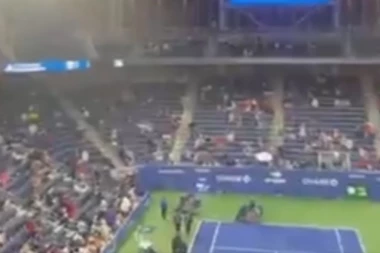 DRAMATIČNE SCENE SA US OPENA: Krov počeo da prokišnjava, NAVIJAČI U TOTALNOJ PANICI! (VIDEO)