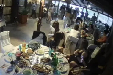 OBRT KOBNE TUČE U KOJOJ JE ALEKSA STRADAO: Snimak kamere pokazuje ko je zadao smrtonosan udarac (VIDEO)