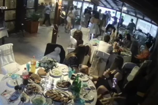 OBRT KOBNE TUČE U KOJOJ JE ALEKSA STRADAO: Snimak kamere pokazuje ko je zadao smrtonosan udarac (VIDEO)