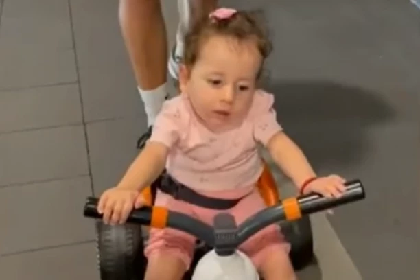 MALA SOFIJA MARKULJEVIĆ PRIMILA JE LEK "ZOLGESMA" PRE TAČNO GODINU DANA: Pogledajte kako danas izgleda ova heroina (VIDEO)