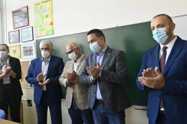 RUŽIĆ I VESIĆ OBIŠLI ŠKOLU U RAKOVICI: Deca dobila tablete (FOTO)