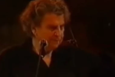 "MI STOJIMA PORED ŽRTAVA NAŠE SRPSKE BRAĆE"! Preminuli Mikis Teodorakis nije se mirio sa NATO bombardovanjem! PEVAO DA NADJAČA ZVUK SIRENA U BEOGRADU!