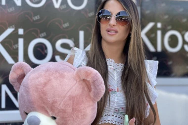 SANDRA ČAPRIĆ ŽARI I PALI ISPRED KARANTINA: Nije ni ušla u "Zadrugu 5" već ZAVODI pevača! (PAPARACO FOTO)