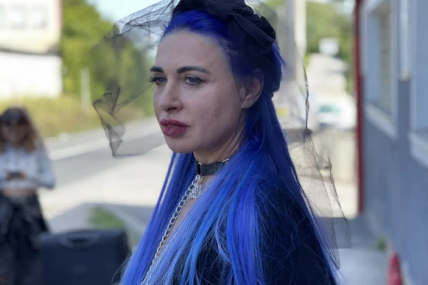 OLJA VAMPIRICA REŠILA DA IZNENADI PRODUKCIJU: Otvorila kofer nasred ulice i pokazala šta ima unutra (FOTO/VIDEO)