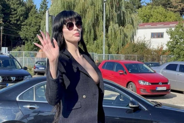 Deniz Dejm i SKANDALOZNE FOTKE sa sveštenicima uzele maha: Jedan od njih PITAO starletu ZA BROJ! (FOTO)