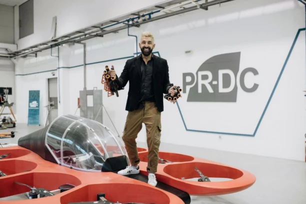 NOVU SEZONU EMISIJE "AMI G SHOW" OTVARA U LETEĆEM AUTOMOBILU? Ognjen Amidžić odgovorio na izazov i testirao patent Željka Mitrovića!