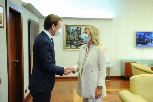 KURC STIGAO U BEOGRAD: Dočekala ga ministarka Joksimović