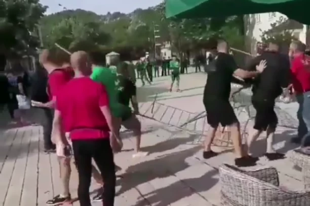 ESKALIRAO SUKOB NA CETINJU: Komite razvalile zaštitnu ogradu, oči u oči sa policijom (VIDEO)