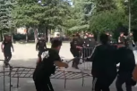 NAJNOVIJI SNIMAK RAZVALJIVANJA OGRADE! Komite kao razjarena banda udarali i čupali uz pogrdne povike upućene Dritanu Abazoviću (VIDEO)