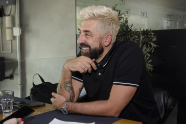 OVO JE ROĐAKA OGNJENA AMIDŽIĆA: Poznata je voditeljka, a ona mu je pomogla da započne karijeru na PINKU! (FOTO)