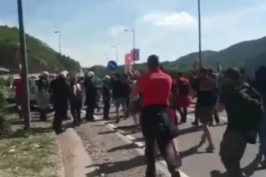 SITUACIJA NA CETINJU SE NE SMIRUJE: Komite pobacale kamenje po putu, prave barikade (VIDEO)