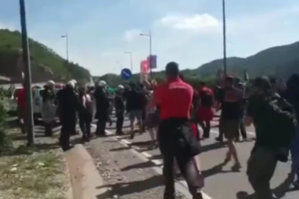 SITUACIJA NA CETINJU SE NE SMIRUJE: Komite pobacale kamenje po putu, prave barikade (VIDEO)