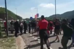 SITUACIJA NA CETINJU SE NE SMIRUJE: Komite pobacale kamenje po putu, prave barikade (VIDEO)