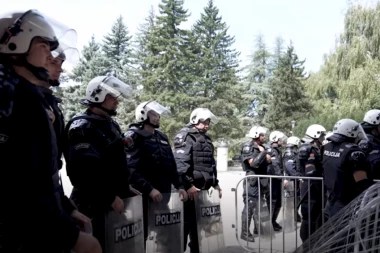 OGLASIO SE MUP CRNE GORE! Evo šta kažu o skidanju uniformi na Cetinju!