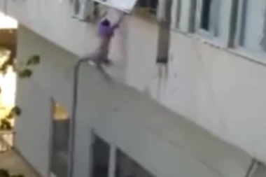 DEVOJKA SKOČILA SA PROZORA KAKO BI POBEGLA IZ KANDŽI BELOG ROBLJA: Muče me, hoće da me prodaju (UZNEMIRUJUĆE)
