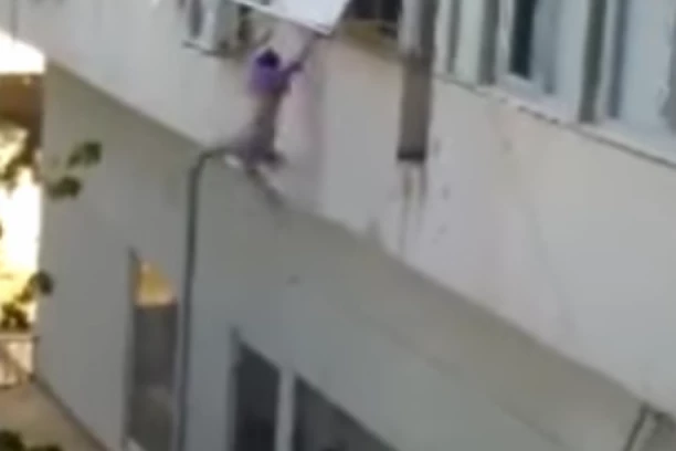 DEVOJKA SKOČILA SA PROZORA KAKO BI POBEGLA IZ KANDŽI BELOG ROBLJA: Muče me, hoće da me prodaju (UZNEMIRUJUĆE)