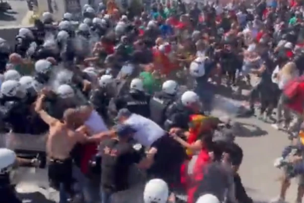 HAOS NA CETINJU! KOMITE SE SUKOBILE SA POLICAJCIMA: Lete flaše, kamenje, situacija DRAMATIČNA (VIDEO)