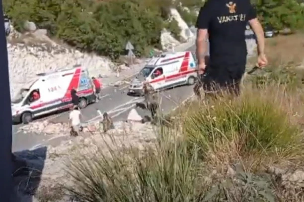 BRUKA I SRAMOTA MILOVIH KOMITA: Ništa im nije sveto - pretresaju vozila HITNE POMOĆI! (VIDEO)