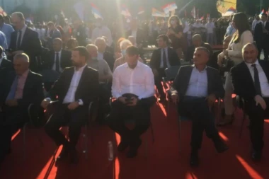 ZDRAVKO KRIVOKAPIĆ NA DOČEKU PATRIJARHA U PODGORICI!