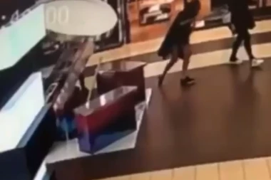 HAOS U TC "UŠČE"! Devojka izazvala karambol! (VIDEO)