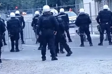 JAKE POLICIJSKE SNAGE ISPRED CETINJSKOG MANASTIRA! Teške slike iz Crne Gore! (VIDEO)