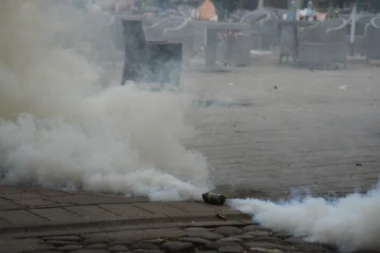 VIŠE POVREĐENIH NA CETINJU! I dalje traje sukob na ulicama!